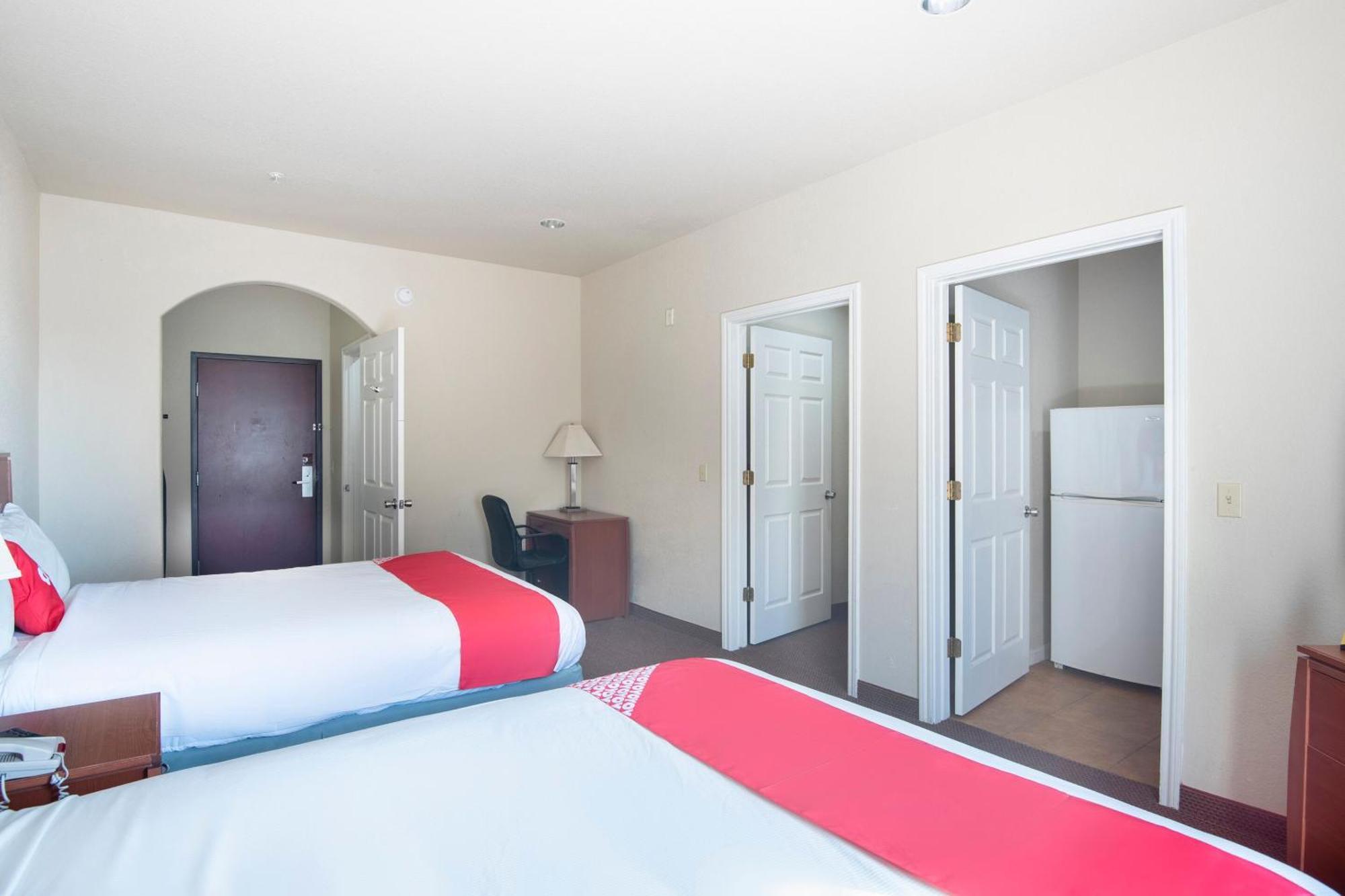 Oyo Townhouse Clute Lake Jackson Buitenkant foto