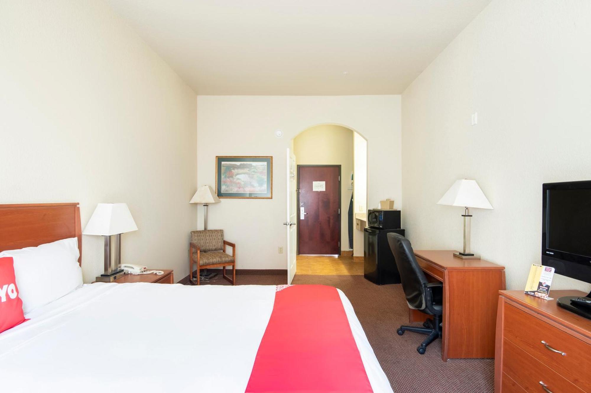 Oyo Townhouse Clute Lake Jackson Buitenkant foto