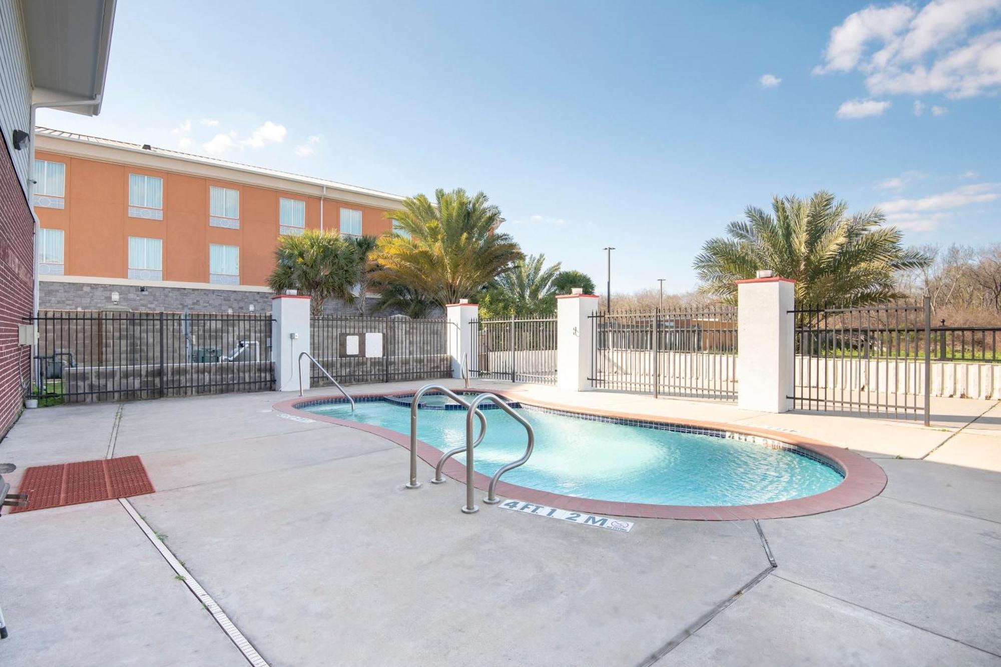 Oyo Townhouse Clute Lake Jackson Buitenkant foto