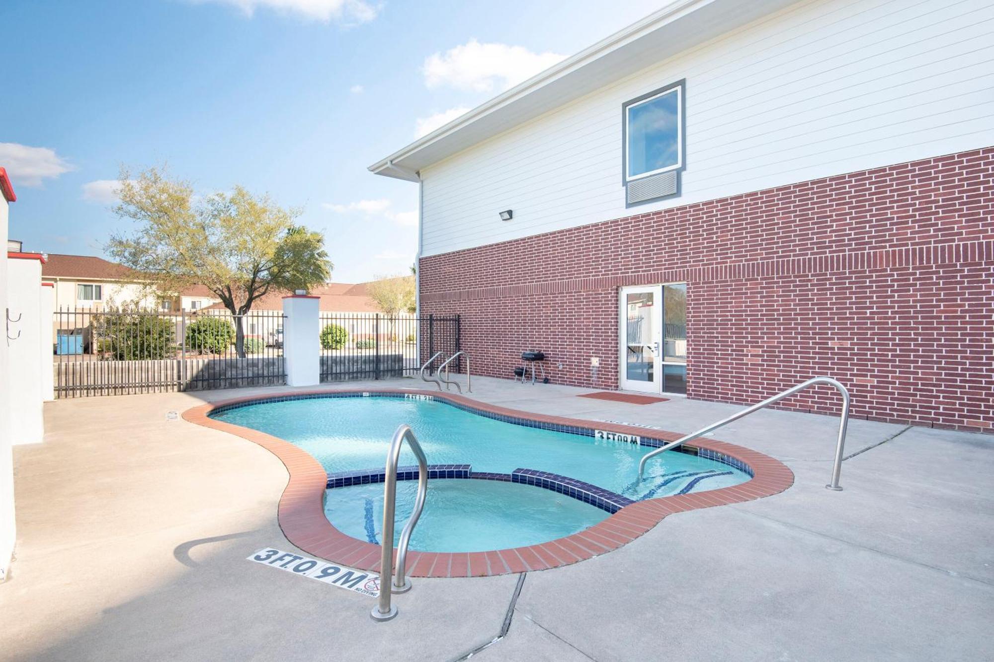 Oyo Townhouse Clute Lake Jackson Buitenkant foto