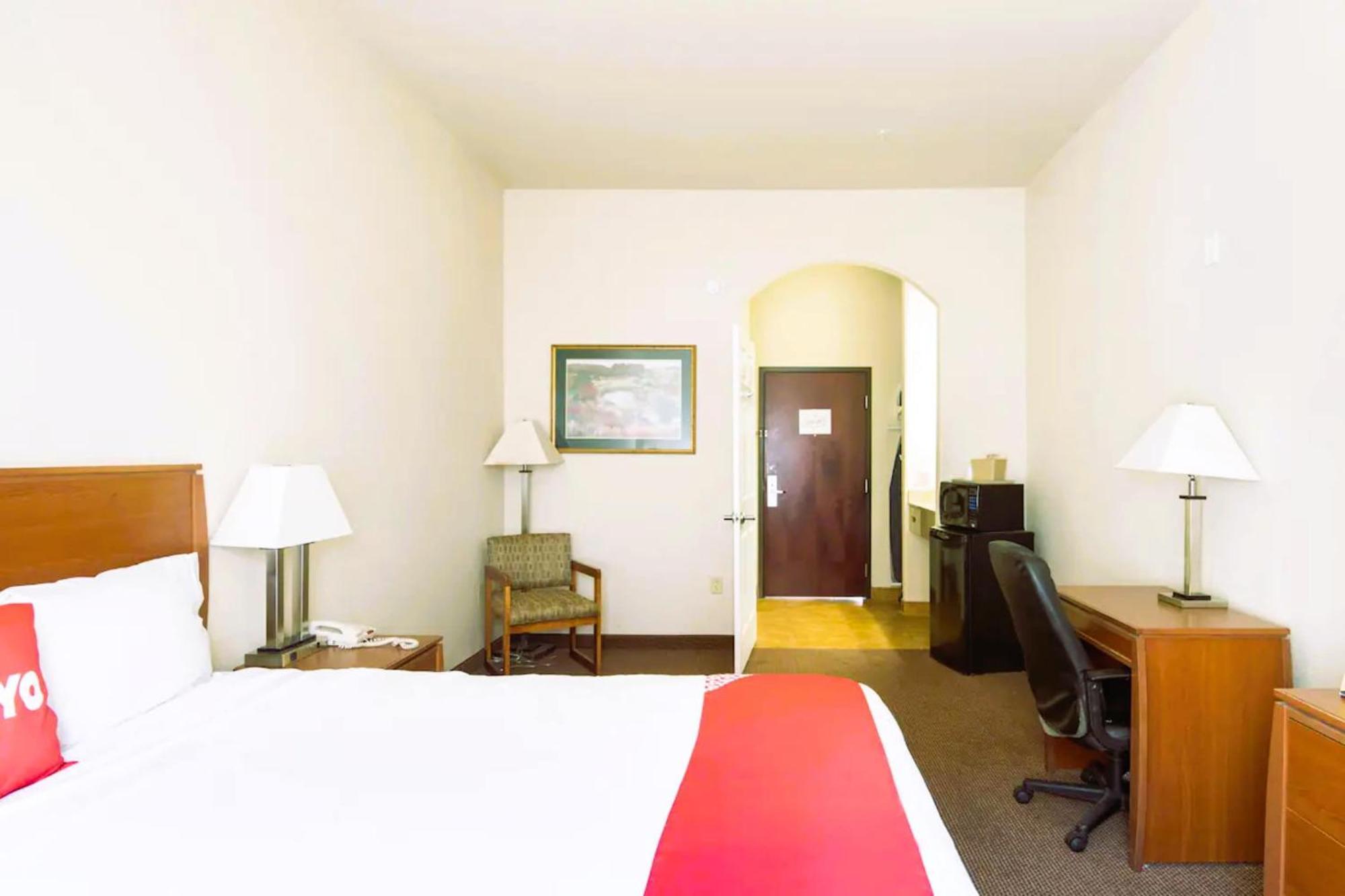 Oyo Townhouse Clute Lake Jackson Buitenkant foto