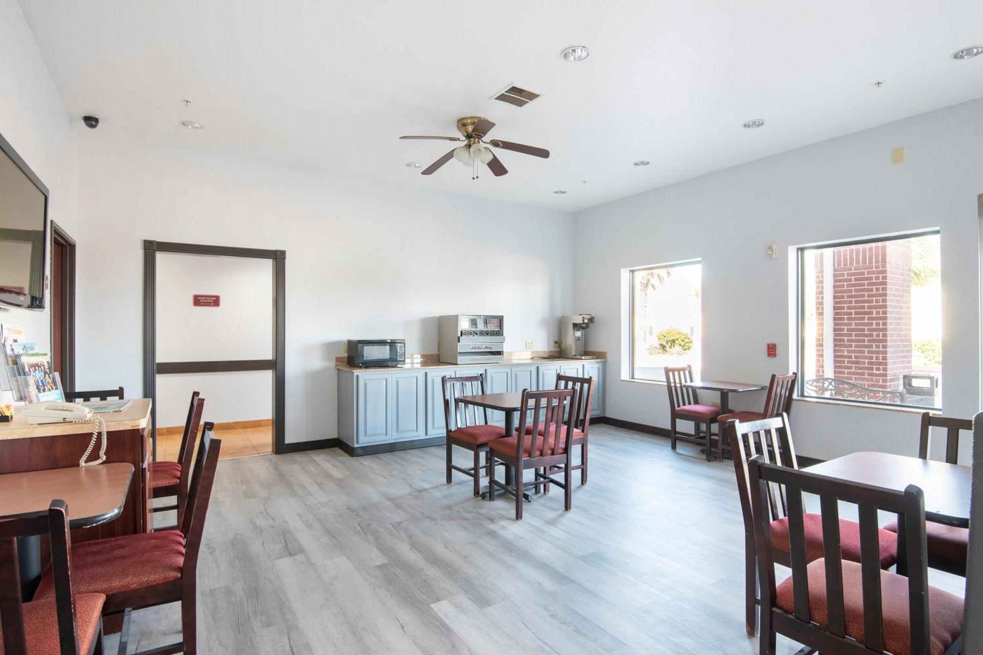 Oyo Townhouse Clute Lake Jackson Buitenkant foto